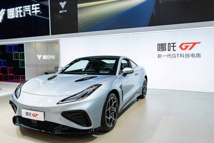 成都333哪吒汽车在智能汽车领域的表现，领途汽车在新能源汽车市场中的影响力